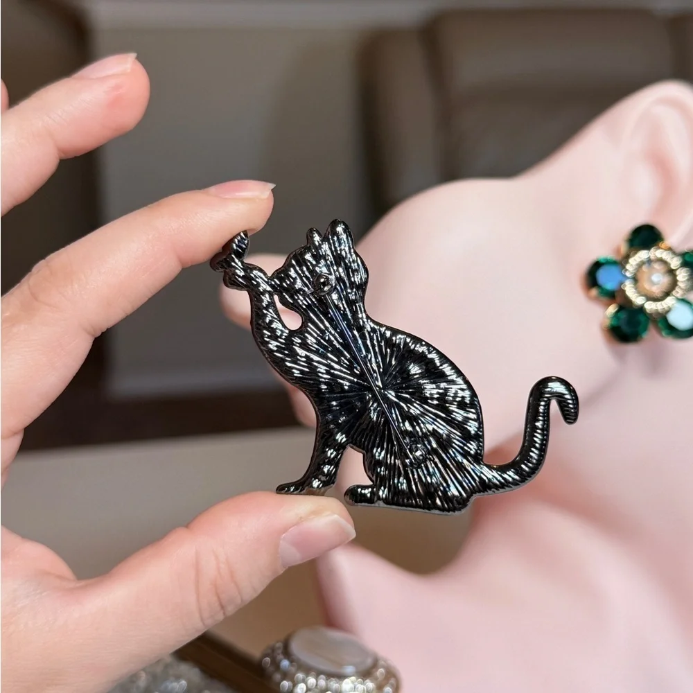 Elegant Multicolor Cat Brooch 🌷